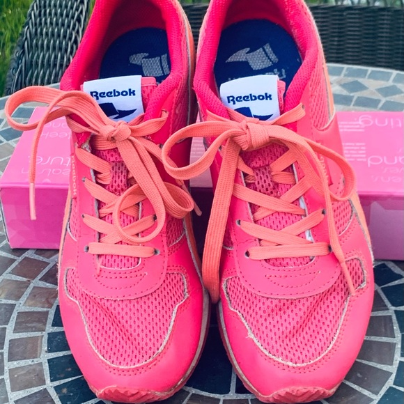 Retro Reebok running shoes. - Picture 2 of 7